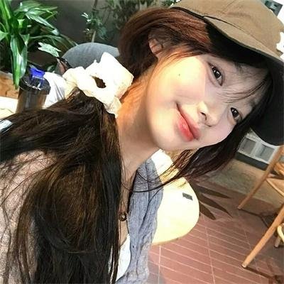 9顶假发的女孩